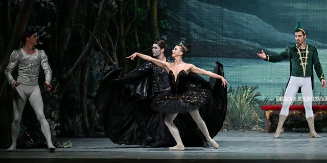 Ballettfotografie: Rotbart mit der wunderschönen Odile an seiner Seite.