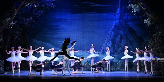 Ballettfotografie vom Finale. Prinz Siegfried und Odette konfrontieren Rotbart in einem Duell.