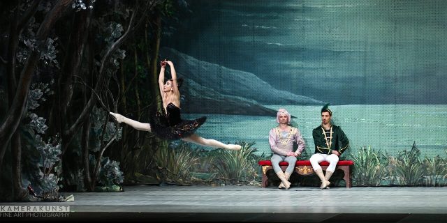 Der Ballettfotograf drückt genau im richtigen Moment auf den Auslöser der Kamera und fängt die fließende Bewegung der Ballerina ein.