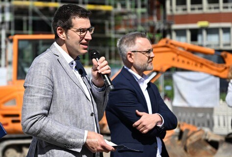 Bochums Oberbürgermeister Thomas Eiskirch beim Spatenstich für die Bauarbeiten des Husemannplatzes in der Bochumer Innenstadt