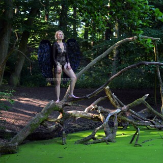 Märchenwald mit grüner Lagune, idealer Fotospot für ein verzaubertes Cosplay Fotoshooting mit einem verträumten Engel mit großen Engelsflügeln.
