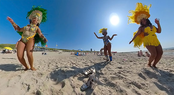 360-Grad-Panorama Tänzerinnen am Strand