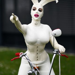 Bonanza Bunny - Die Osterhäsin Lola Noir weiß, wo die schönsten Eier versteckt sind!