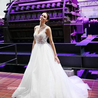 Schöne Braut im Brautkleid von Joana Bridal, ein schönes Fotomotiv vor imposanter Kulisse fotografiert