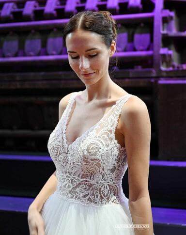 Schöne Braut in einem traumhaften Hochzeitskleid von Joana Bridal