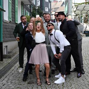 Bräutigam und Freunde Hochzeitsreportage vom Bochumer Hochzeitsfotografen für authentische Hochzeitsfotografie