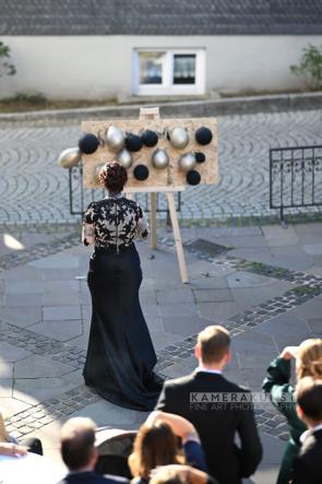 Hochzeitsspiele fotografiert vom Bochumer Hochzeitsfotografen für authentische Hochzeitsfotografie