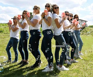 Photo shoot at the hen party: The girlfriends protect the bride with automatic bubble guns.
