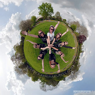 Bachelorette party photo shoot: Braut und Freudinnen stehen auf einem 360° Little Planet