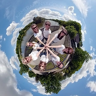 Fotoshooting beim Junggesellinnenabschied: Die Braut mit all ihren Freundinnen auf einem 360° Little Planet (kleine Weltkugel) - eine schöne und ausgefallene Fotoerinnerung an einen wunderbaren JGA
