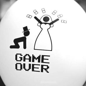Nahaufnahme Luftballon mit Audruck "Game Over"