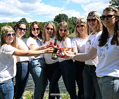 Photo shoot at the hen party: The girlfriends are looking forward to a great bachelorette party with beautiful souvenir photos.