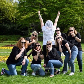 Photo shoot at the bachelorette party: In addition to beautiful souvenir photos, fun is the main focus of this bachelorette party photo shoot.