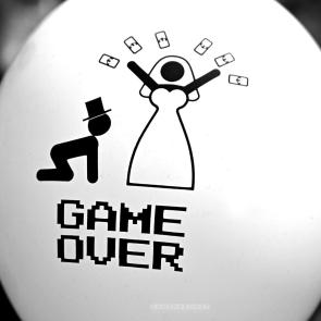 Nahaufnahme Luftballon mit Audruck "Game Over"