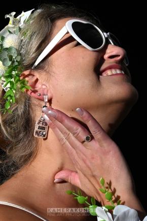 Die Braut zeigt ihren neuen Ohrschmuck "BRIDE"