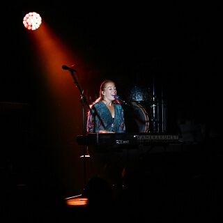 Konzertfotografie: Support Act Singer/Songwriterin Lauren Ray am Piano.