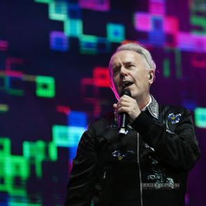 Konzertfotos von Howard Jones beim Event "DIE 80ER LIVE" in der Merkur Spiel-Arena Düsseldorf