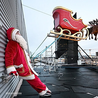 Kurze Pause beim Portrait-Fotoshooting mit dem „Fliegenden Weihnachtsmann“ Falko Traber in Bochum