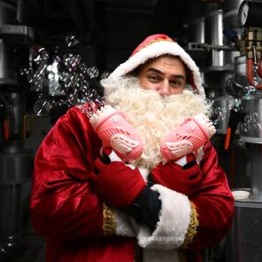 Portraitfotos von Hochseilartist Falko Traber, dem fliegenden Weihnachtsmann auf dem Weihnachtsmarkt in Bochum - Portraitfotograf