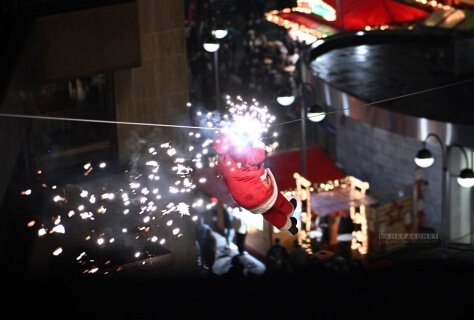 Mit dem Teleobjektiv eingefangen: Der Weihnachtsmann gleitet hinunter auf den Dr.-Ruer-Platz.