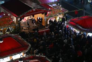 Fotos vom Bochumer Weihnachtsmarkt mit dem fliegenden Weihnachtsmann, dem Hochseilartisten Falko Traber, vom Portraitfotograf Bochum
