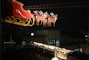 Fotos vom Bochumer Weihnachtsmarkt mit dem fliegenden Weihnachtsmann, dem Hochseilartisten Falko Traber, vom Portraitfotograf Bochum
