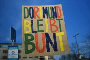 Pressefotografie: Anti-AfD-Protestschild "Dortmund bleibt bunt"