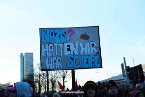 Pressefotografie: Anti-AfD-Protestschild "Nazis? Hatten wir. War Scheiße!"
