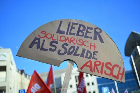 Pressefotografie: "Lieber solidarisch als solide arisch" Ein Klassiker der Anti-AfD-Demos.